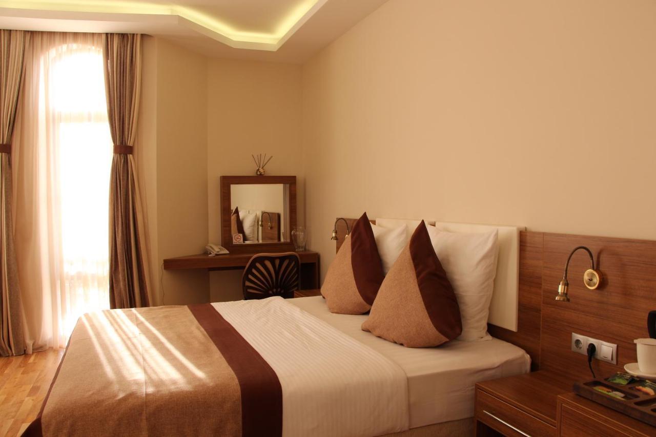 Leon Boutique Hotel ซุคุม ภายนอก รูปภาพ