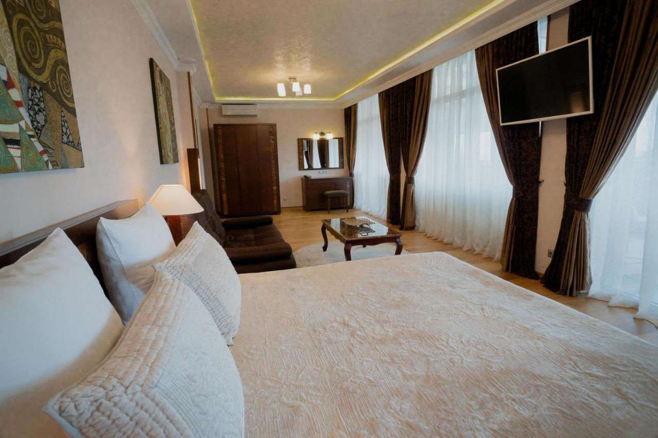 Leon Boutique Hotel ซุคุม ภายนอก รูปภาพ